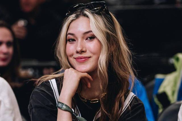 梦幻联动!谷爱凌现身篮网主场观战