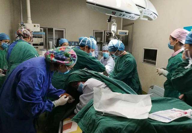 男医生内检,原以为会紧张很难堪,结果产妇却全程放松?