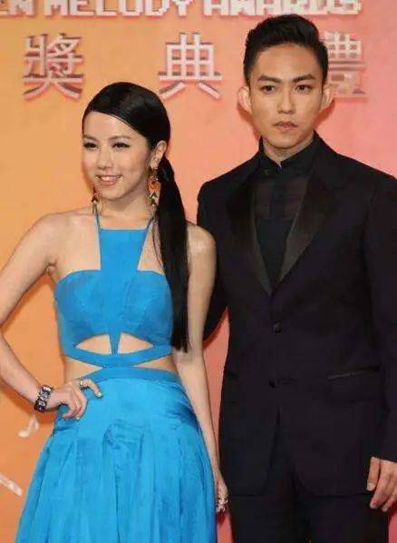 2017年4月,邓紫棋被拍到与造型师魏俊杰(mark ngai)在东京街头十指