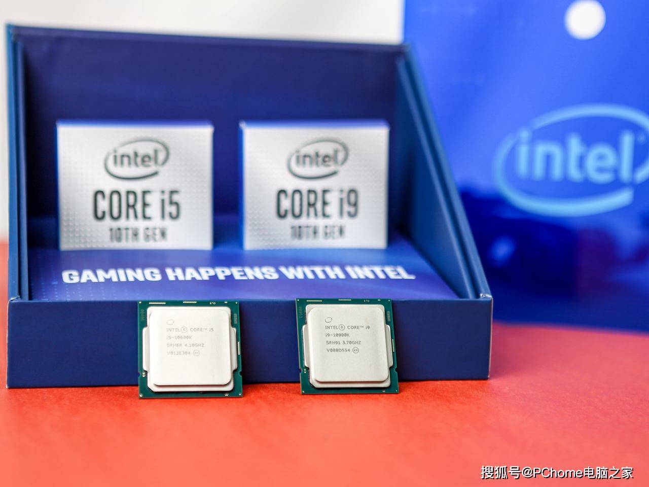 日前我们收到了其中的旗舰型号:10核心20线程的酷睿i9-10900k,以及i5