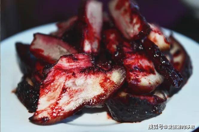 在云南普洱市,有一种食物叫红肉,这里的红肉并不是指红色的肉,而是