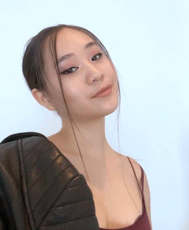 原创李连杰小女儿晒自拍照状态恢复,继承妈妈利智好基因美貌出众