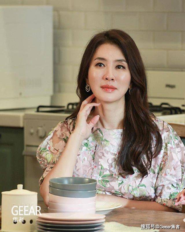 韩国冻龄美女演员当道除了夫妻的世界金喜爱外还有她们