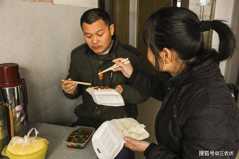 原创在农村家里好几个人打工看似挣钱遇事三五万都没有为啥