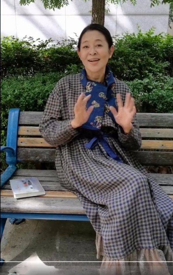 原创倪萍减肥瘦了之后,穿年轻人的连衣裙,人都变漂亮了!