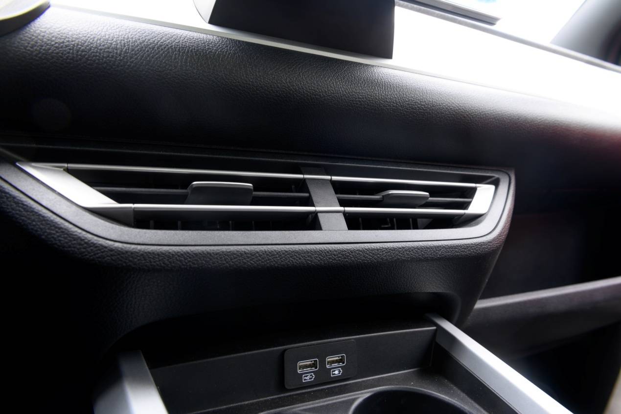 中间的空调出风口