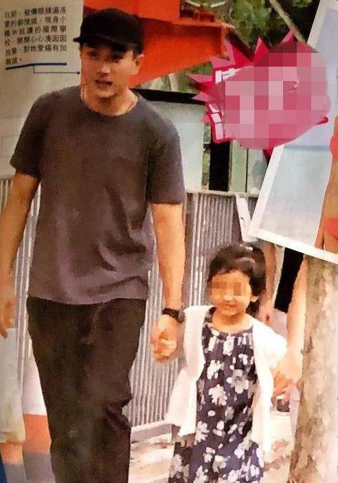 杨幂女儿小糯米正面照疑似曝光,身穿跆拳道服,长相简直一模一样