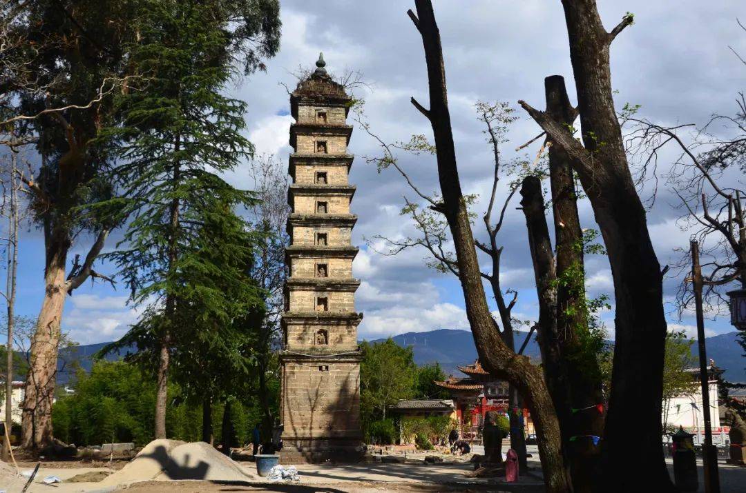 关圣庙,景风阁,灵宝塔,财神殿,古戏台,来薰楼等等建筑,可谓浓缩了剑川