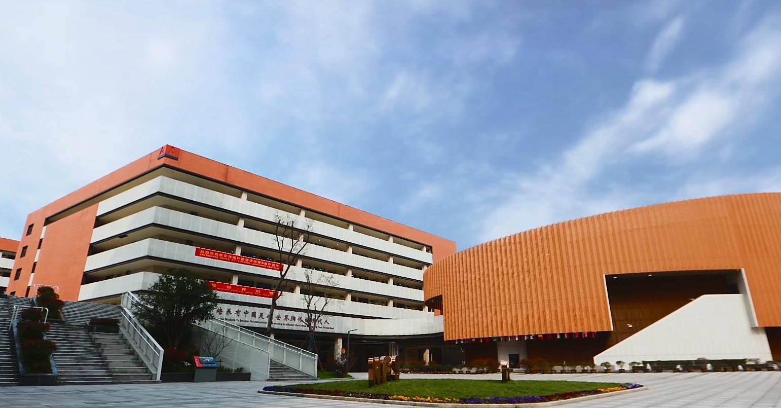 保持同步,传承南外先进的素质教育课程体系,利用本校初高中一贯制优势