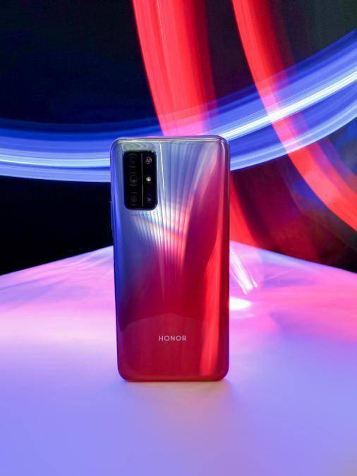 荣耀30s蝶羽红上演手机自拍引领今夏时尚