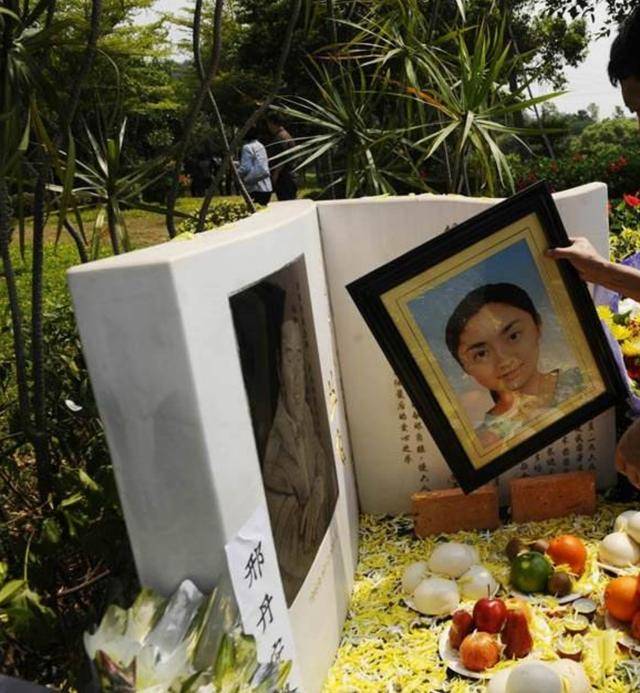 悲情的丛飞:37岁去世,妻子30岁去世,资助的人都成"白眼狼"