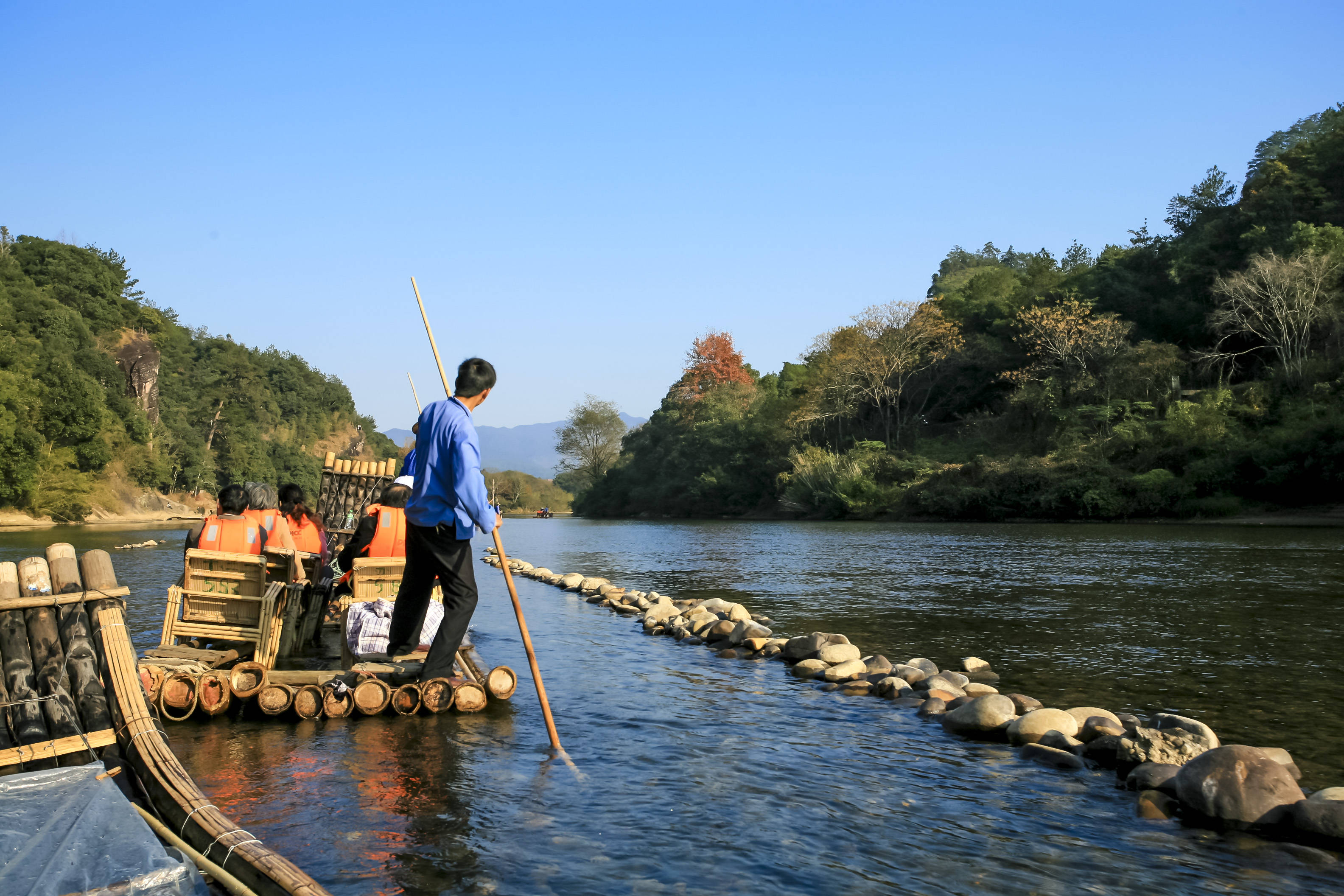 乘坐竹筏漂流而下,观山景,赏水色,非常惬意