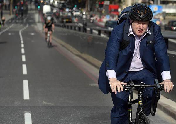 英国首相骑自行车图片