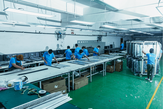 生产车间卡沃尔生产的双面广告机在行业排名前列,为各家银行提供了