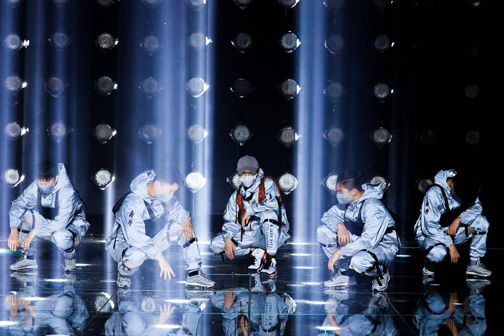 鹿晗太空风工装# 鹿晗创3公演舞台造型,潮范十足