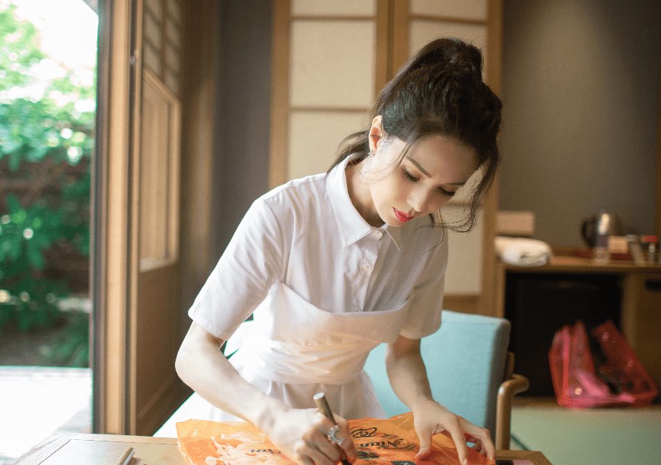 原创52岁李若彤练出马甲线自律的女人才能击败时间