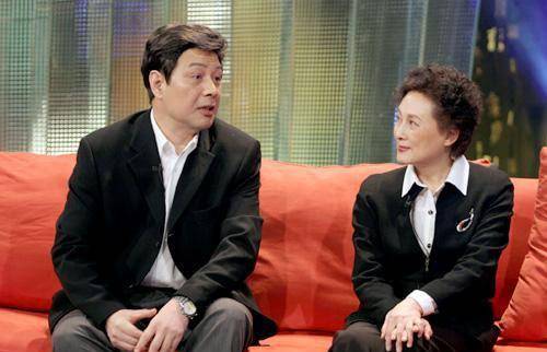 多年后刘啸尘和史秀英扮演者陈少泽和向梅相聚,感慨万千.