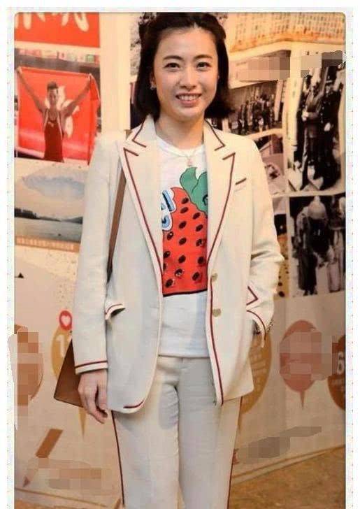 气质真的很重要,甘比一身名牌却穿不出感觉来,真的尴尬!