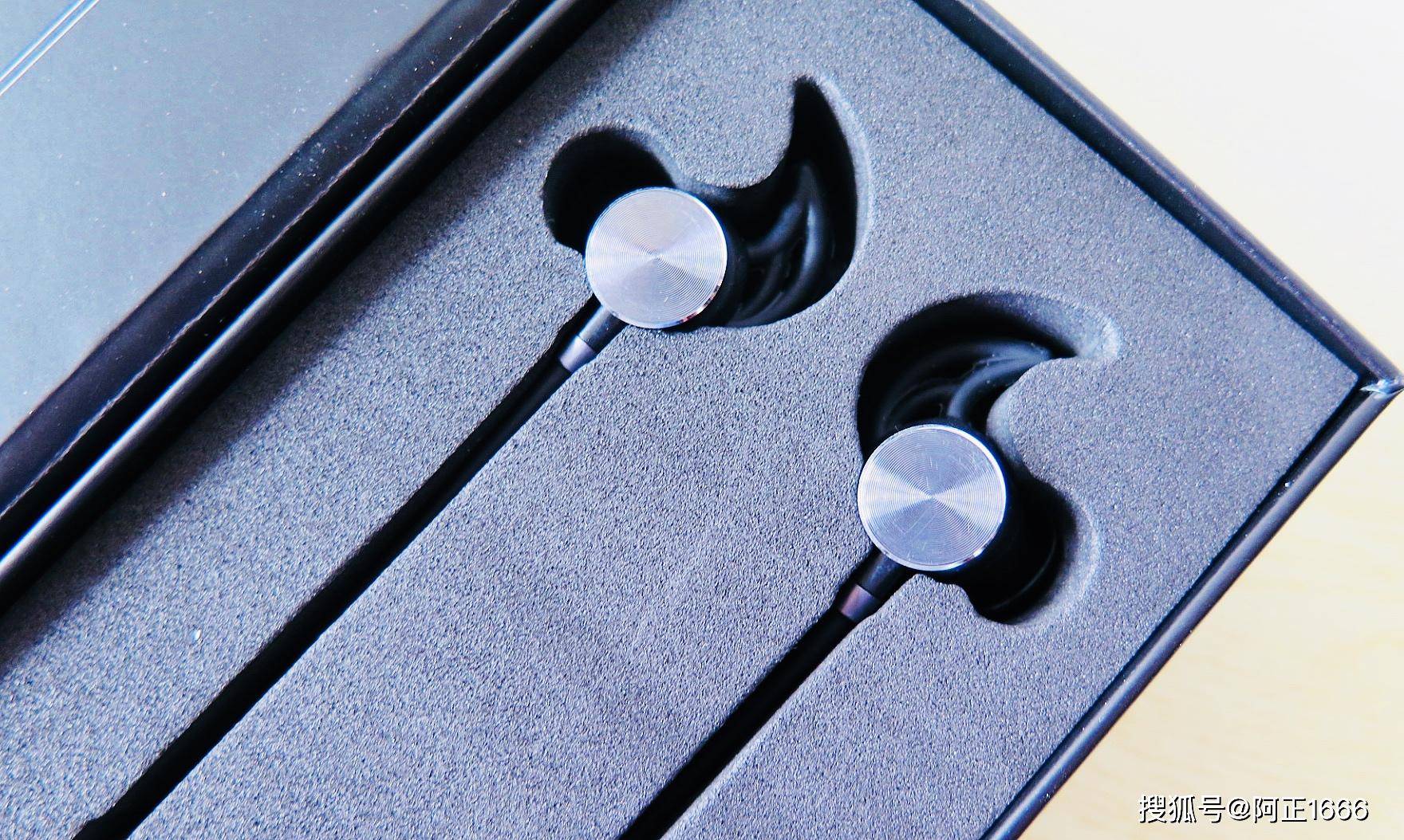 在耳机听筒背面,南卡s2采用了圆环金属拉丝设计,具有一定的科技感和