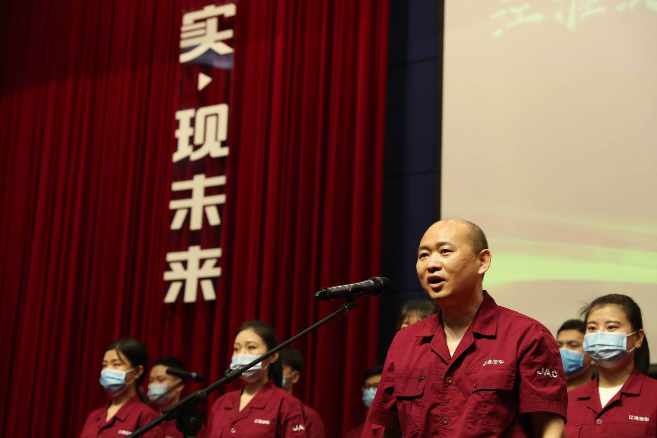 56年来,几代江淮人脚踩尘埃,坚守初心,勇担使命,挑起安徽汽车工业的