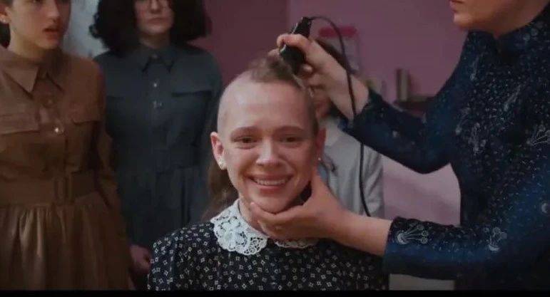 但内涵的信息量却很丰富,在展示另一个世界的同时,也讽刺了哈西迪