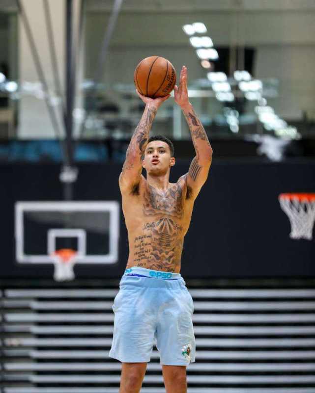 目前距离nba复赛越来越近了,湖人的训练馆也开放了,库兹马还是应该多