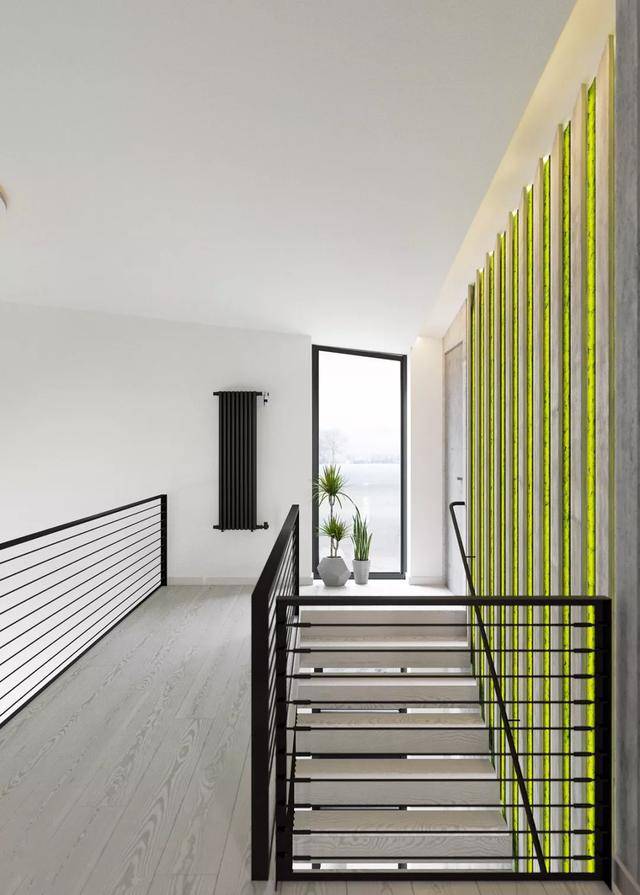 基本上也就满足一个成年人的正常站立,可能高一点的不小心还会碰头,打