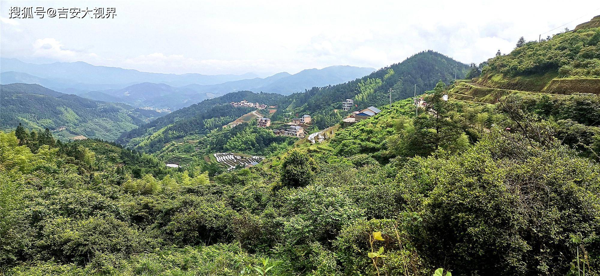 位於江西省吉安市遂川縣左安鎮的桃源梯田風景如畫,吸引了許多遊客前