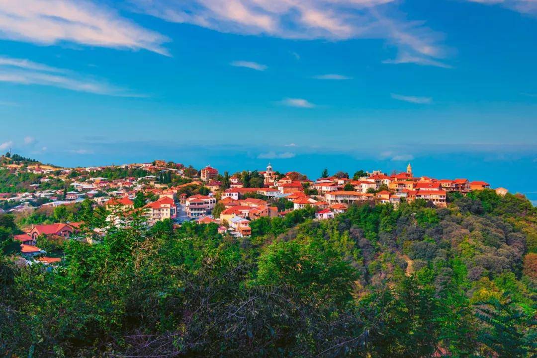 第一个宣布恢复旅游业的国家,物价低还风景美_西格纳吉