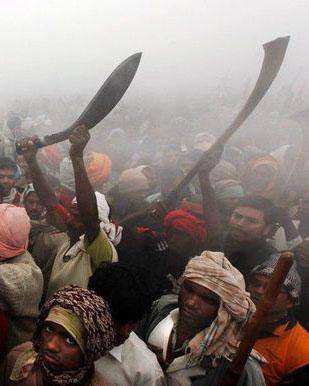 而且廓尔喀弯刀不但可以劈砍,还能进行刺击,但云头刀却只能进行劈砍