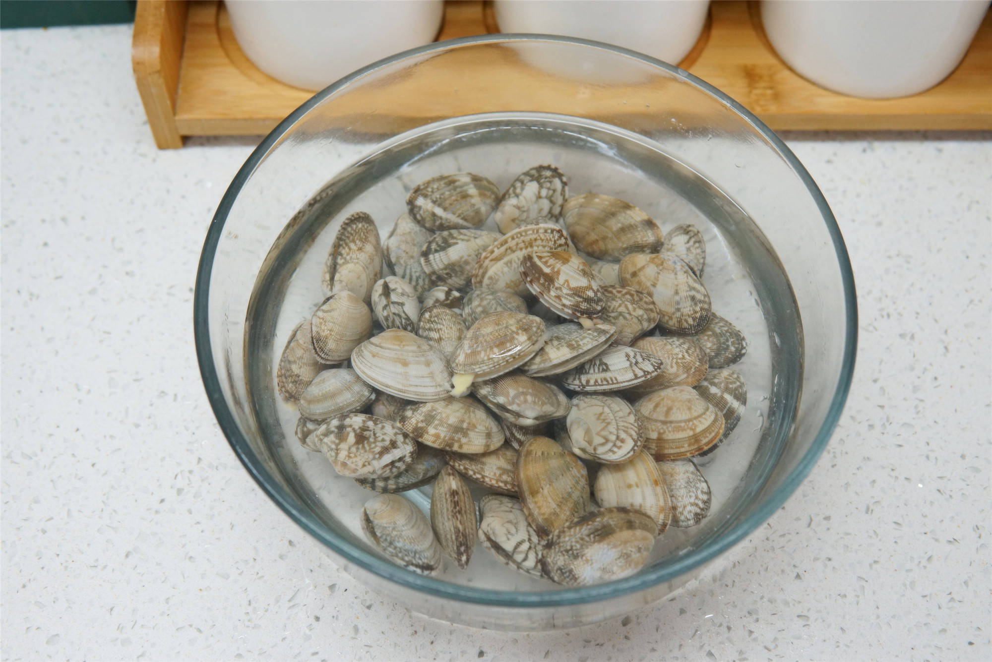 第二步:准备配料,在花甲吐沙的时间,将苦瓜洗净去瓤切成片,姜切片