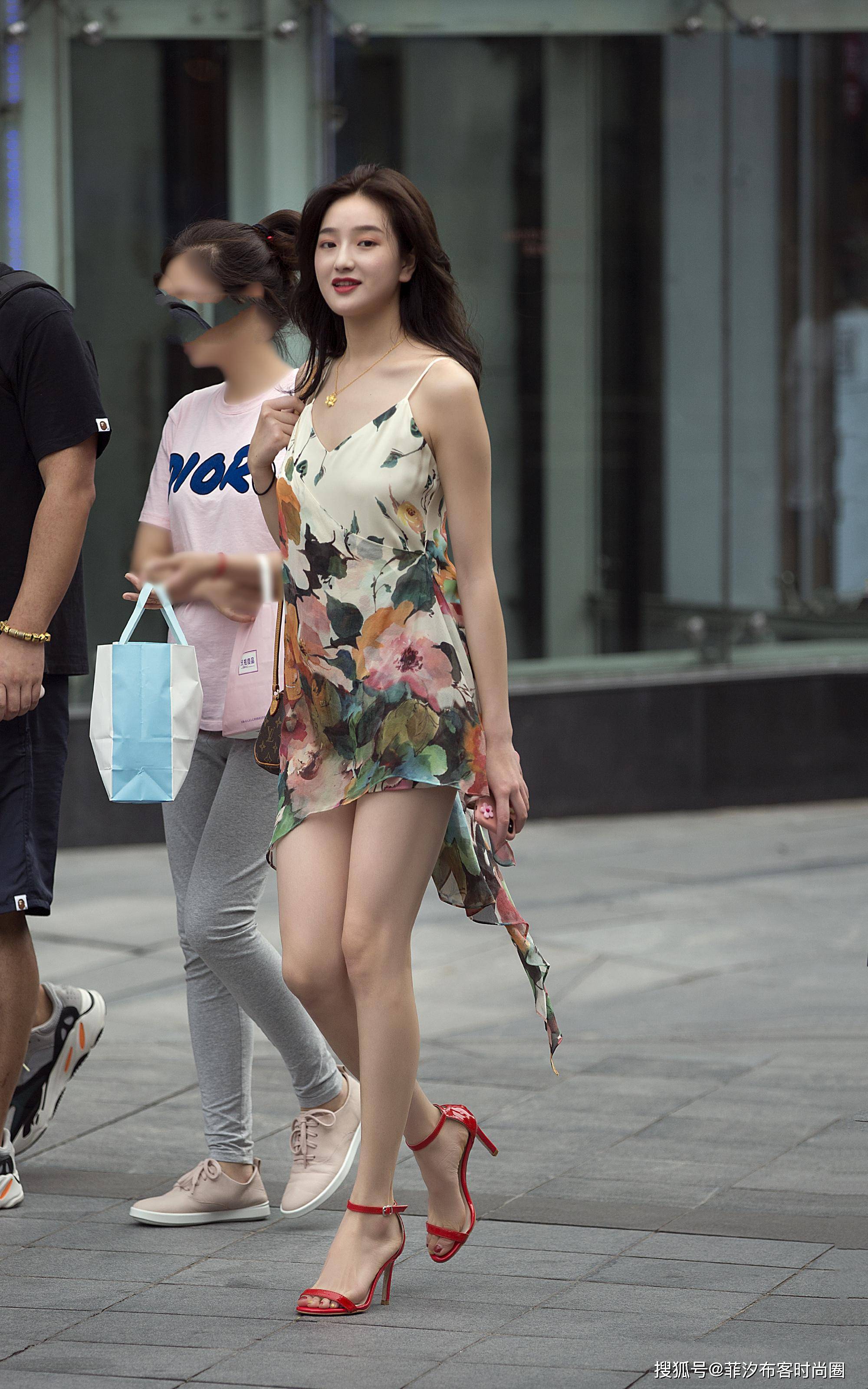 一袭清凉又少女的夏日穿搭,让你成为"腿精"