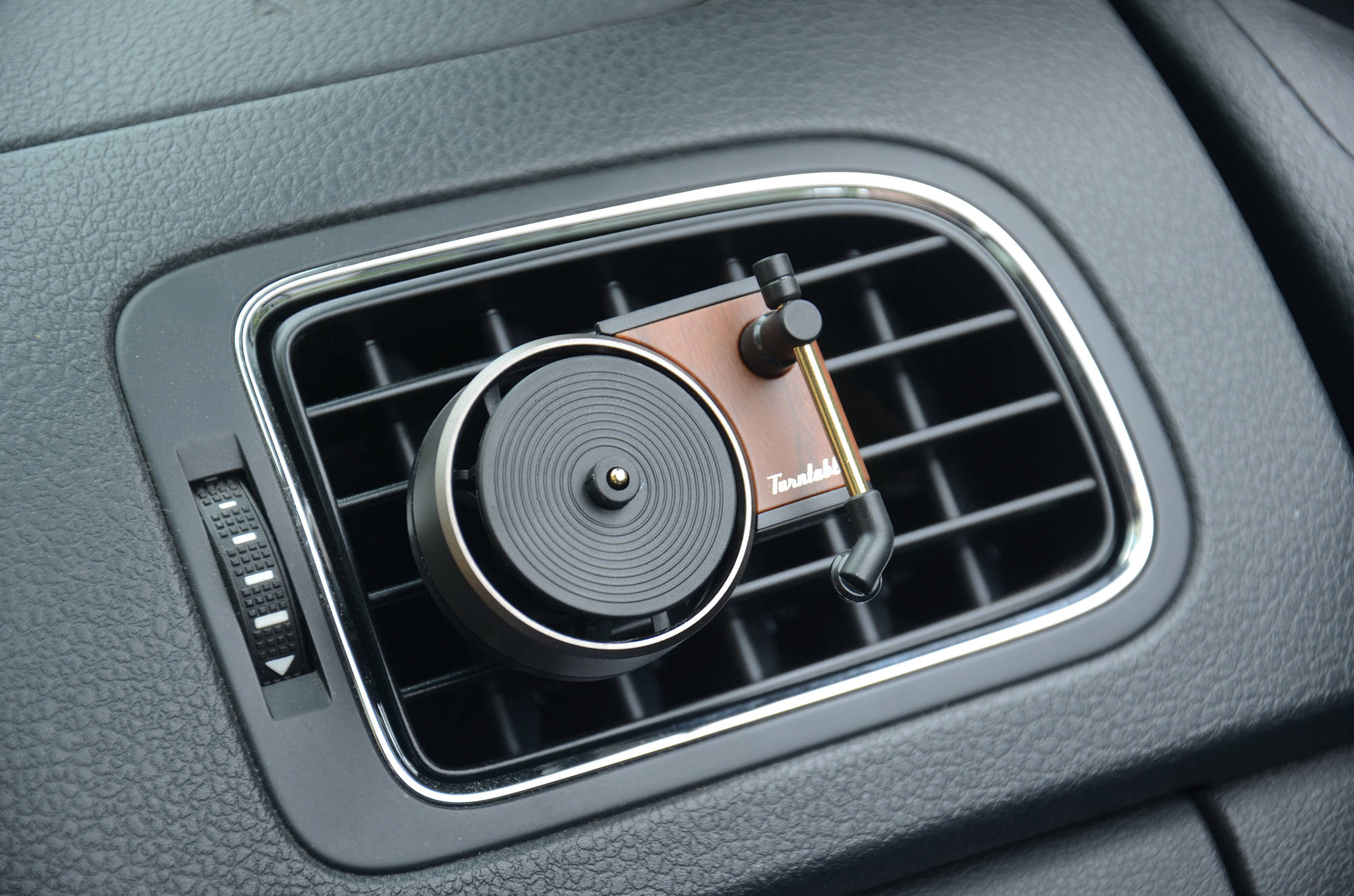 进军车载用品小米mijoy车载香薰体验复古唱片机外观设计