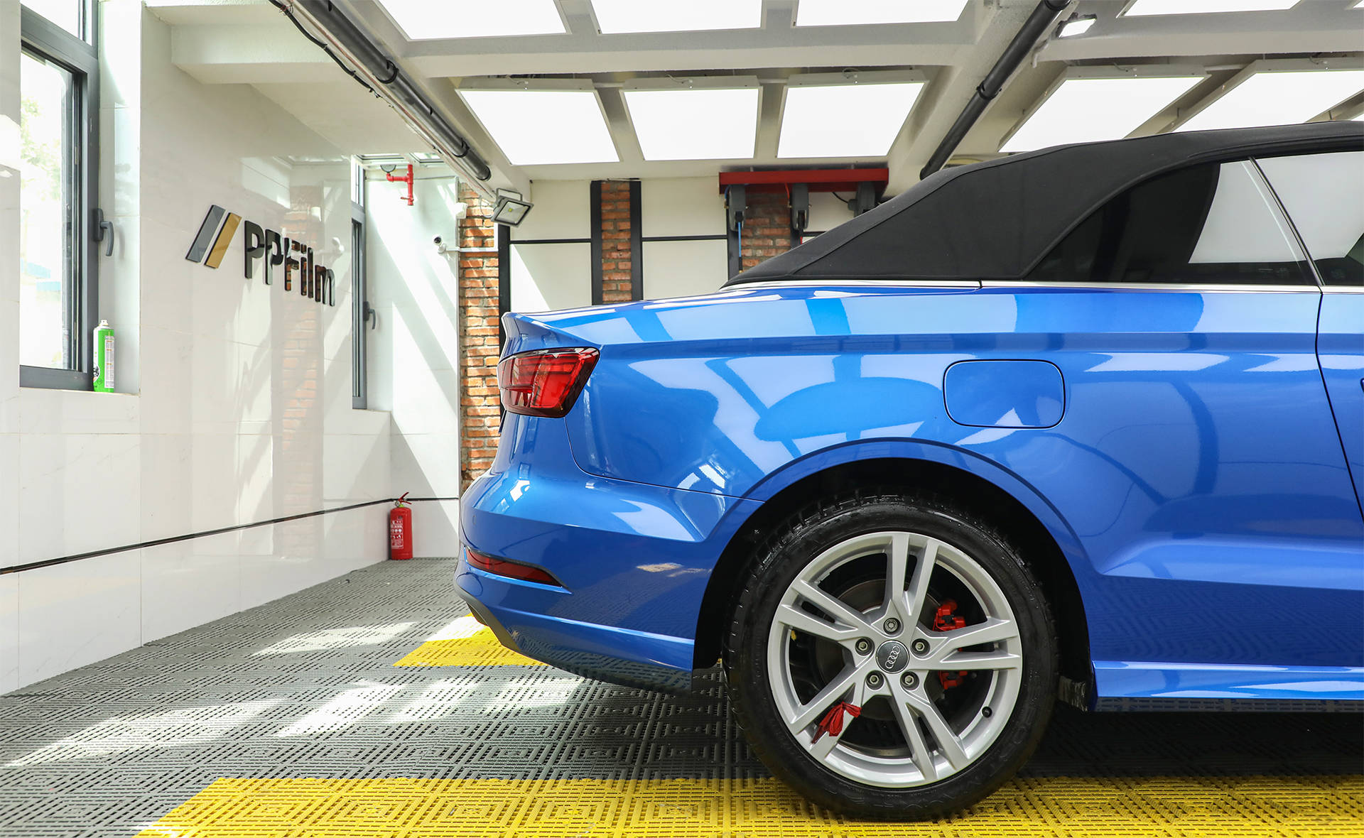 奥迪a3 个性敞篷版 天际蓝非常好看的车漆,必须保护起来