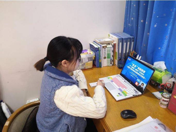 学校学生观看团课直播中直播结束后,许多观众都表示收获颇丰.