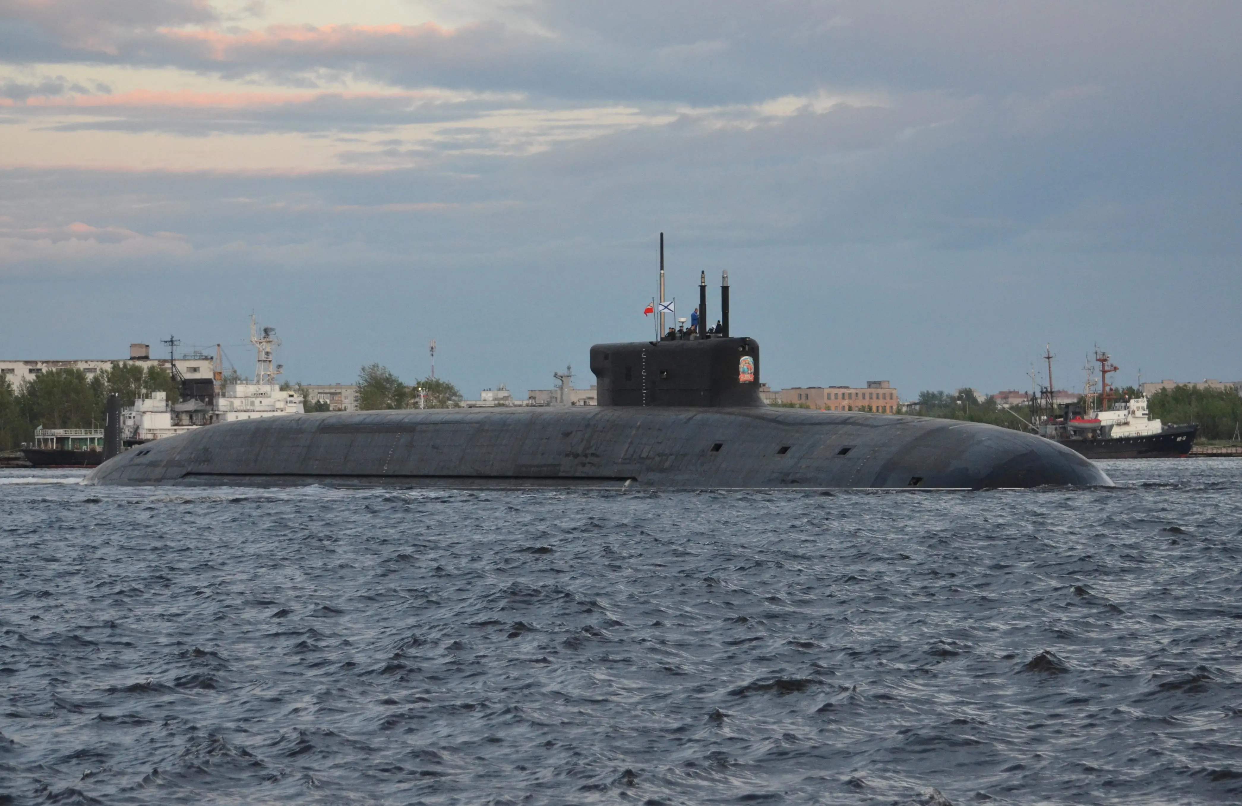 原创 对美军发出警告信号,全球最强核潜艇出海,可携16枚航母杀手