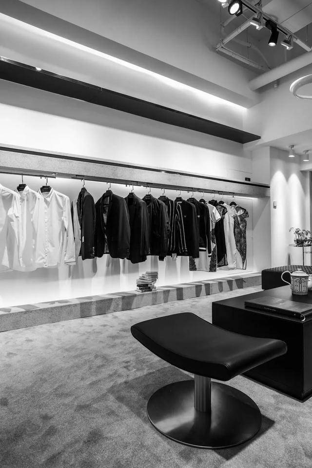 简约又有范儿的服装店,黑白灰的设计彰显店铺独特的魅力!