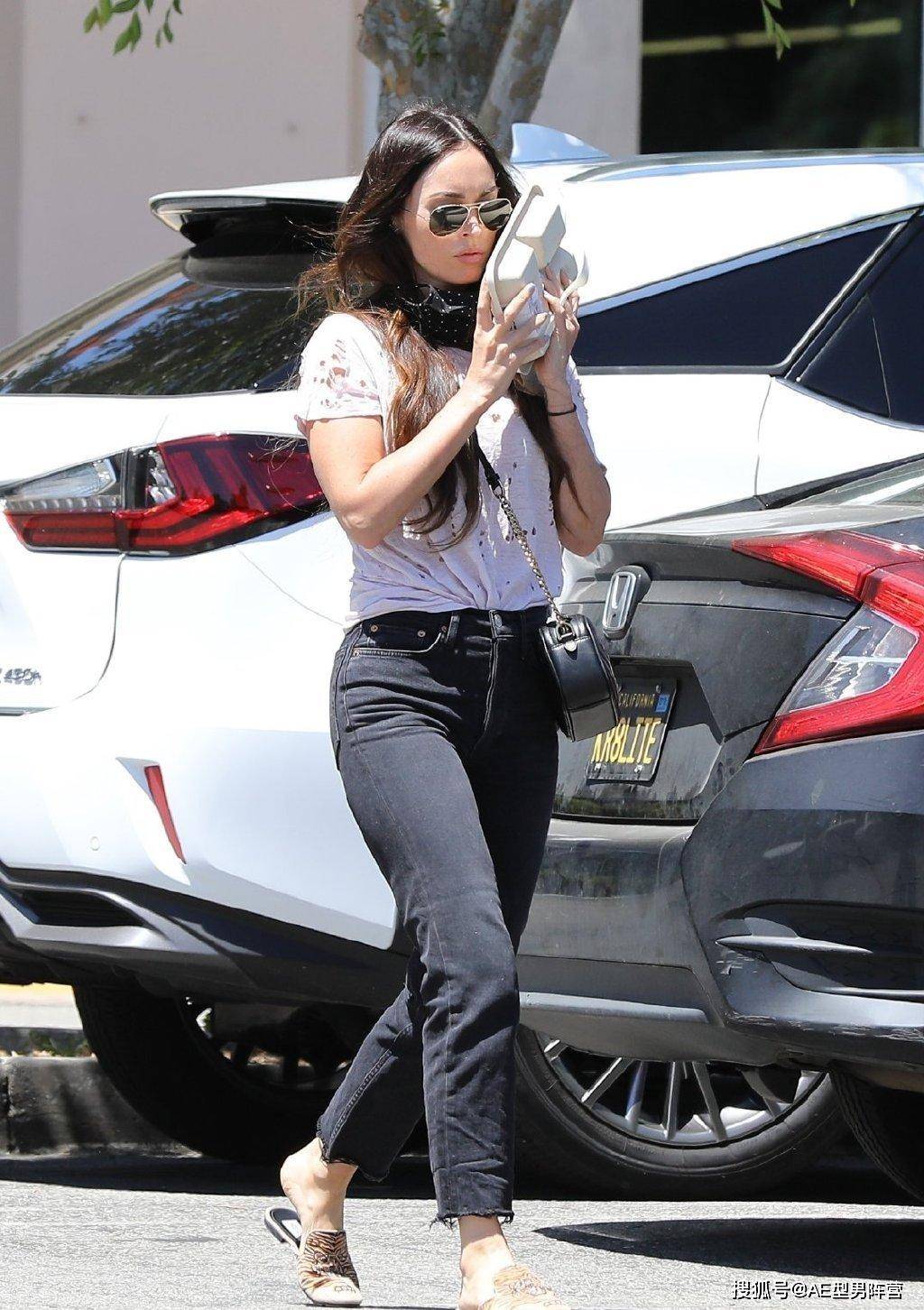 34岁梅根·福克斯出街照!颜值如20岁少女,"微胖"身材更是抢眼