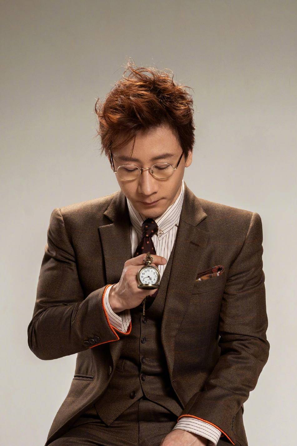 魔术师刘谦穿西装儒雅干练44岁脸上不见皱纹换发型像变了个人