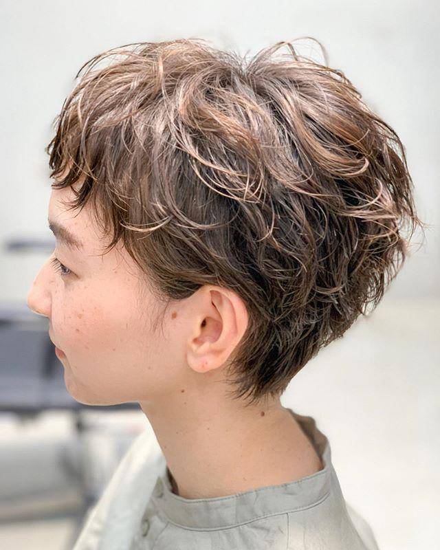 现在头型更加的饱满立体,卷曲的头发可以很好的修饰五官的棱角,同时