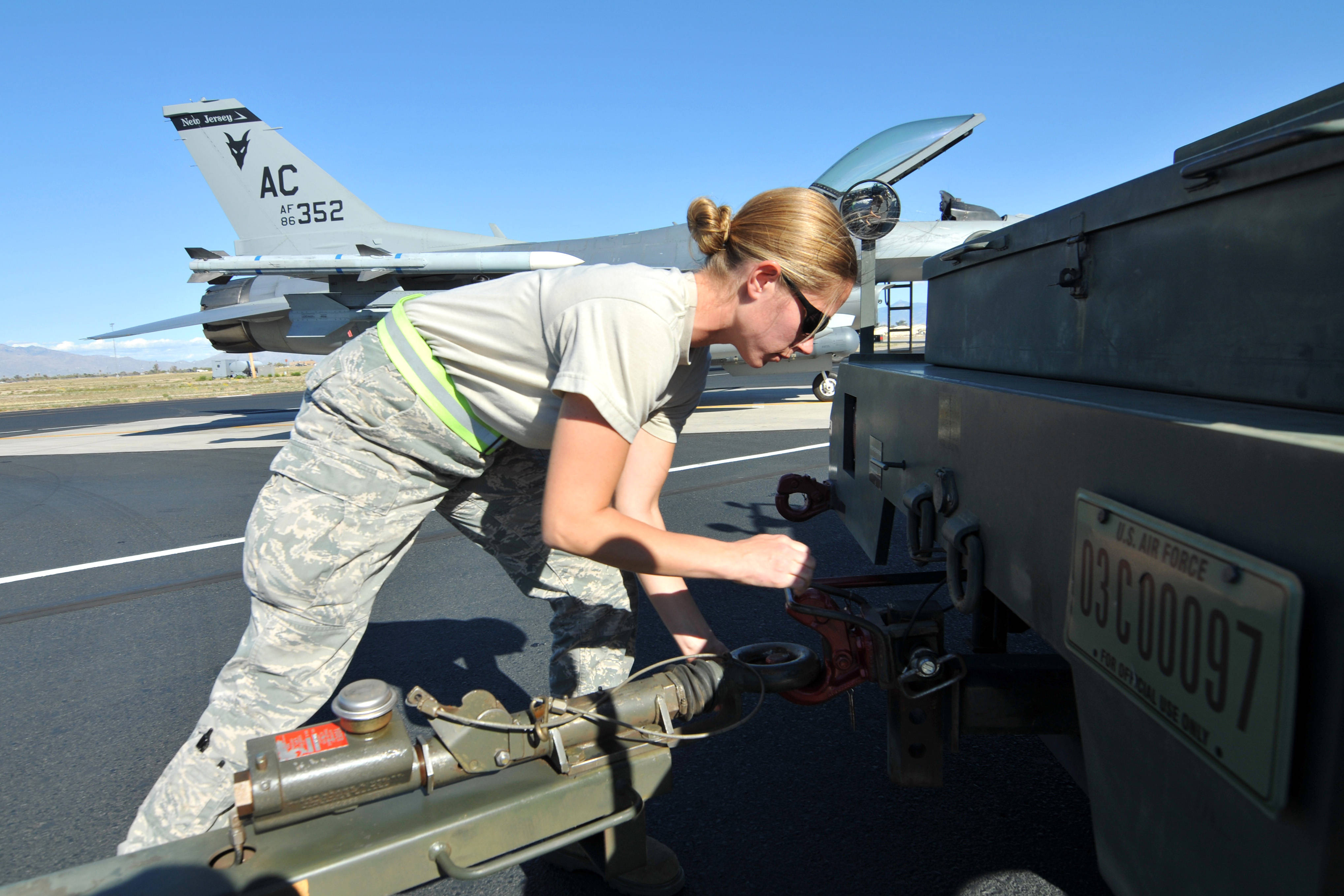 美军招募和留住女兵面临难题,海外打仗没时间带孩子