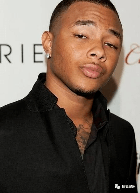 还在,便去屋里查看情况,没想到竟然看到格雷戈里与女友死在了公寓中