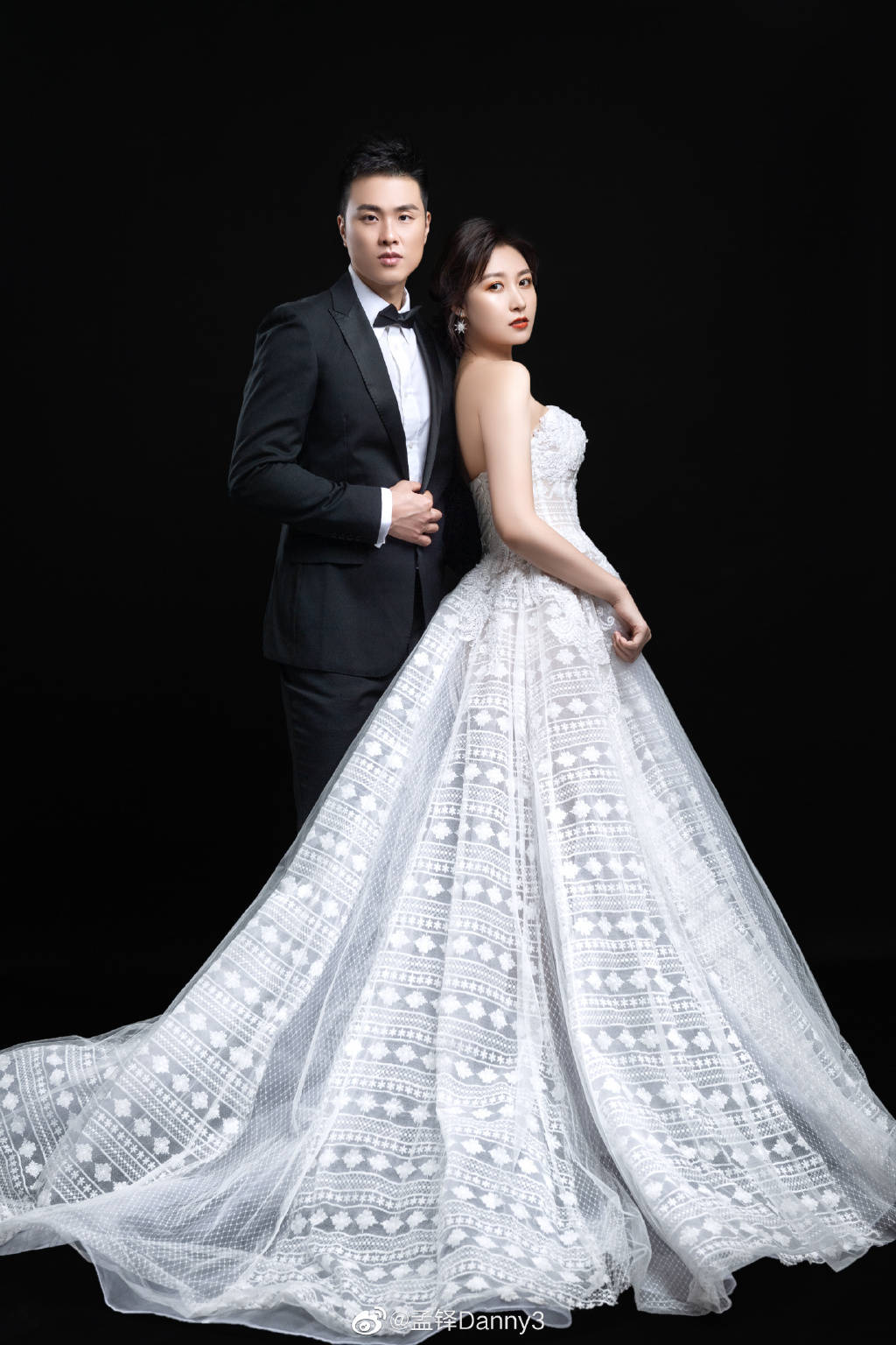 孟铎晒婚纱照表白爱妻 被追问:难道没有礼物吗?_刘格婷