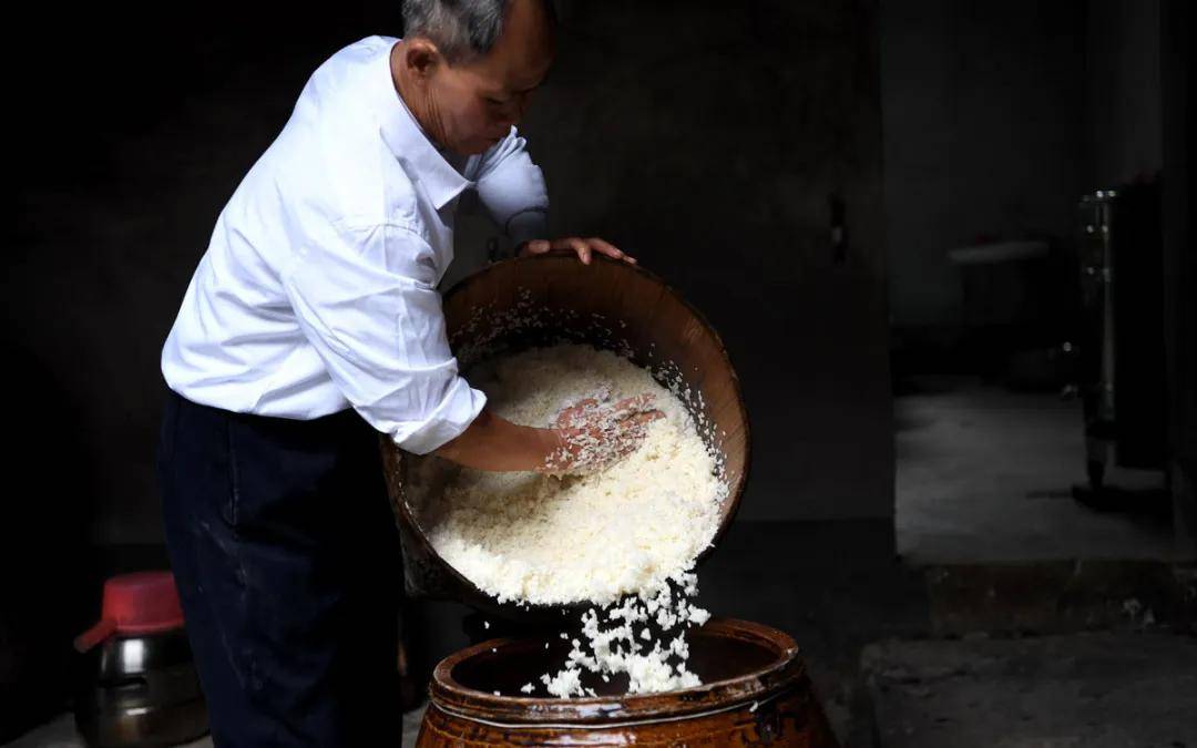 黄保丰在祠堂内酿造米酒.磁县本地匠人在"打铁花".