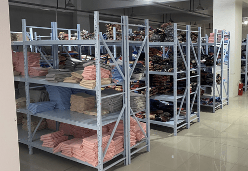 (樱花小象床上用品品牌仓库一角)