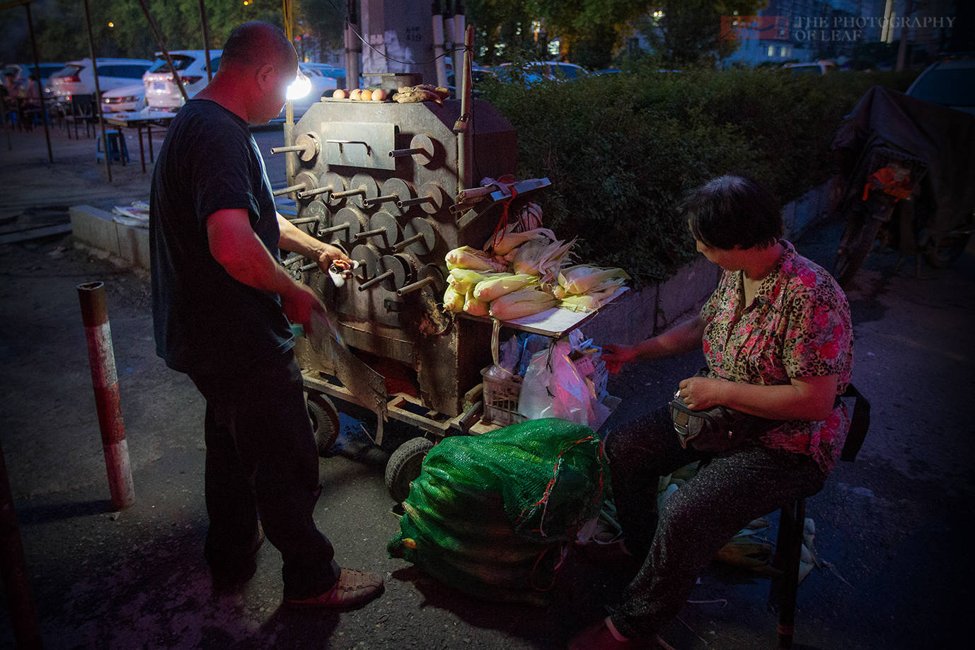 原创夜色下的吉林长春市,霓虹灯下街边小摊贩,蕴藏着各种人间美味