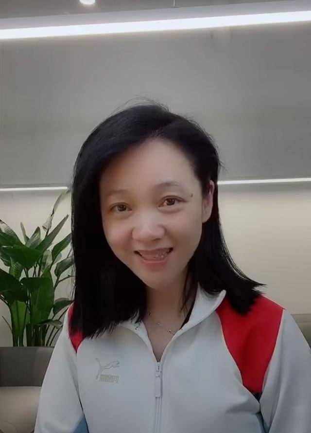 安徽台一姐周群近况曝光素颜现身小吃店自嘲名气小无人识