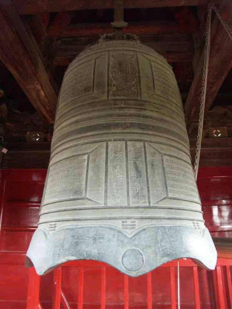 之以示开饭,俗名为"梆";第二种是圆形,大小不一,用于诵经念佛时敲击