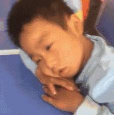 GIF搞笑趣图:你看什么呢?这还没放学呢!继续睡吧!_东西