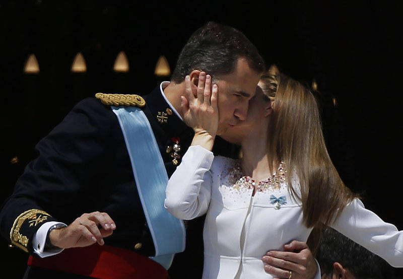 西班牙国王夫妇结婚16周年庆!戴口罩逛菜市很居家,可头发已衰白